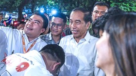Jokowi Kembali Blusukan dan Endorse Respati-Astrid di Pilkada Solo