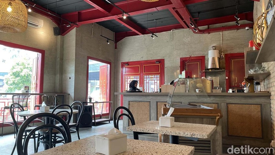 Kapitan Lim, Kafe Bernuansa Tionghoa di Tanah Abang Kapitan Lim menawarkan hidangan yang lezat dengan bangunan bergaya Tionghoa. Yuk lihat kafe yang berada di samping kompleks Pasar Tanah Abang Blok A tersebut.