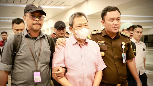 Kejagung langsung menahan Bos Sriwijaya Air Hendry Lie, tersangka korupsi tata niaga timah di wilayah IUP PT Timah tahun 2015-2022, usai ditangkap semalam.