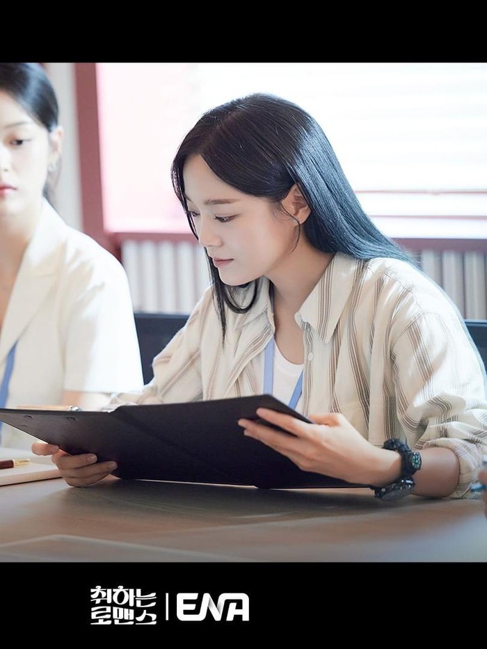 Melanjutkan karier di bidang penjualan, Chae Young Ju dikenal sebagai sales dengan kemampuan luar biasa. Bahkan, ia rela melakukan apa saja untuk mempertahankan karier serta perusahaan tempat ia bekerja./ Foto: instagram.com/channel.ena.d