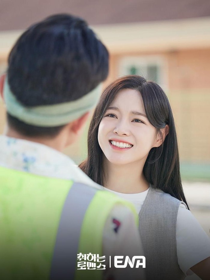 Dalam Brewing Love, ia berperan sebagai Chae Young Ju, perempuan yang bekerja sebagai sales terbaik di perusahaan penjual minuman./ Foto: instagram.com/channel.ena.d