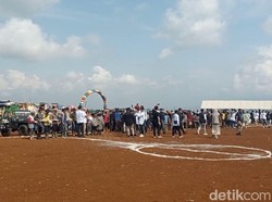 Menjajal Lapangan Sepak Bola di TPSA Ciangir Tasikmalaya