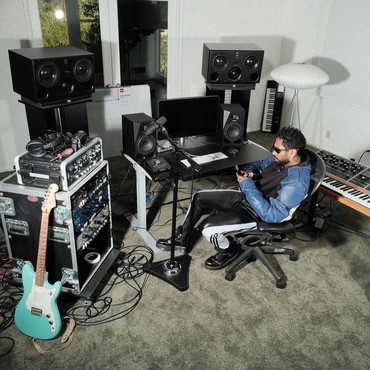 Lirik Lagu Coffee - Miguel