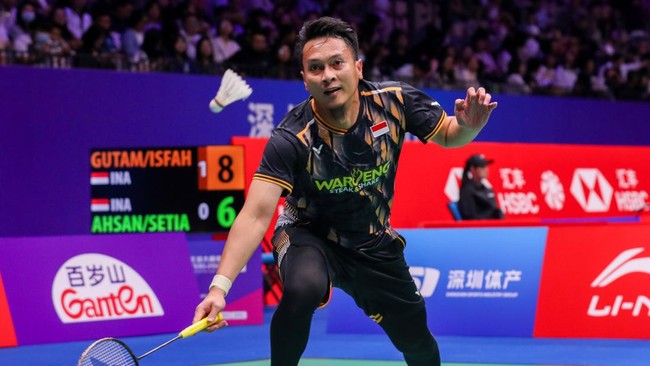 Hendra Setiawan membalas unggahan sang partner Mohammad Ahsan yang menyatakan pensiun dengan mengunggah foto menggantung raket.