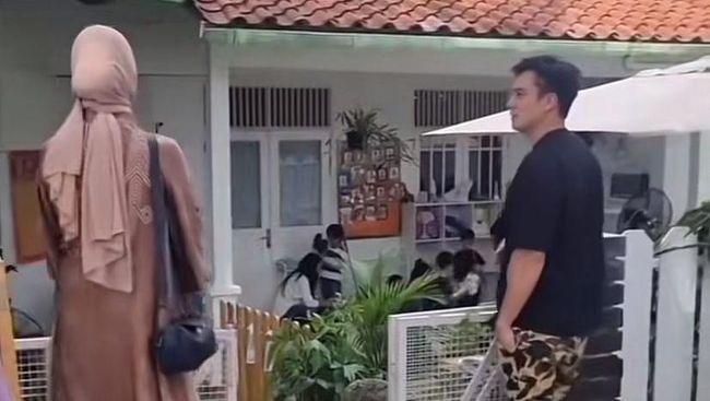 7 Potret Tatapan Baim Wong dan Sikap Cuek Paula Saat Bertemu di Sekolah Anak