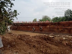 Geger Tongkang Hanyut hingga Tersangkut Jembatan di Bekasi