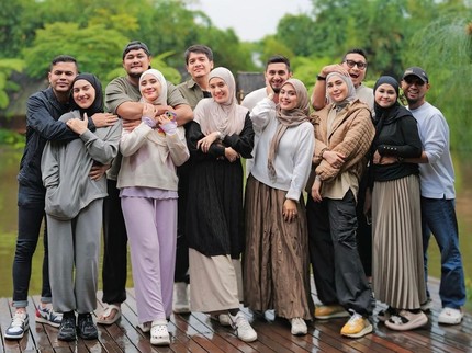 5 Potret Irish Bella dan Suami Habiskan Waktu Liburan Bareng Sahabat, Romantis Bun