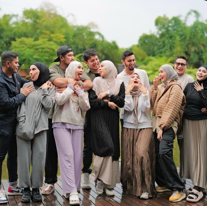 <p>Setidaknya ada enam pasangan suami istri dalam genk Irish Bella, nih. Mereka adalah Ryana Dhea dan Puadin Redi, Dimas Seto dan Dhini Aminarti, Febby Palwinta dan Razi Bawazier, Arie Untung dan Fenita Arie, Erlyanie dan Agustrie, serta Irish Bella dan sang suami. (Foto: Instagram: @ryana_dea)</p>