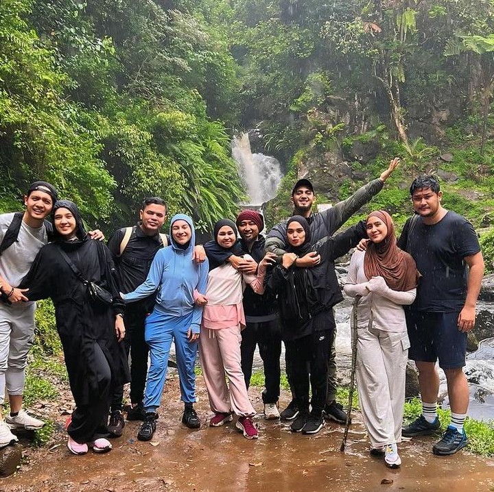 <p>Melihat dari laman Instagram-nya, Irish Bella, suami, dan para sahabat, menghabiskan waktu untuk menikmati keindahan alam. Tidak hanya mengunjungi kebun teh, mereka juga melakukan trekking ke curug, lho. (Foto: Instagram: @_irishbella_)</p>