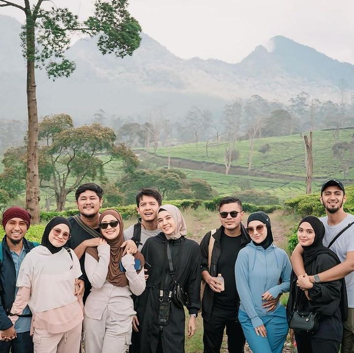 <p>"<em>MasyaAllah</em> <em>Tabarakallah</em>, kembali ke alam," tulis Irish Bella seraya mengunggah potret dengan suami dan para sahabat. (Foto: Instagram: @_irishbella_)</p>