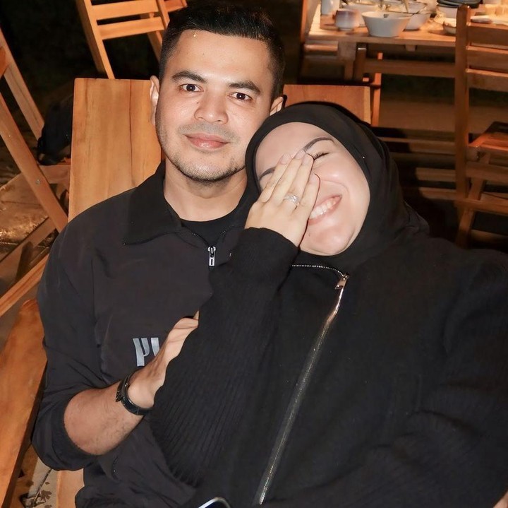 <p>Meski baru sebulan menikah, Irish Bella sudah mengenalkan sang suami, Haldy Sabri, pada sahabat-sahabatnya, Bunda. Belum lama ini, keduanya bahkan kedapatan <em>hangout</em> bersama. (Foto: Instagram: @ryana_dea)</p>