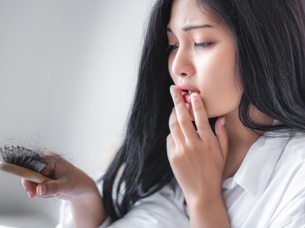 7 Cara Efektif untuk Mengatasi Rambut Rontok saat Menyusui
