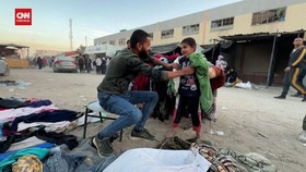 VIDEO: Warga Gaza Jualan Baju Bekas Demi Dapatkan Uang Tunai