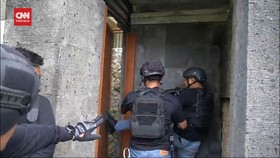 VIDEO:Momen Polisi Gerebek Lab Narkoba. Temukan Barbuk Senilai 2,52 T