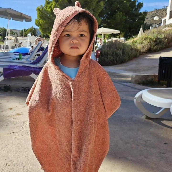 <p>Banyak netizen yang turut berbahagia dengan pertambahan usia Nova, Bunda. Mereka pun berdoa agar Si Kecil selalu diberkati dan menjadi anak yang cerdas. "<em>Happy birthday</em> dedek Nova, sehat-sehat, sayang Mama Papa, dan tumbuh menjadi anak yang cerdas, Tuhan Yesus memberkati," kata seorang netizen. "<em>Happy birthday</em> anak cantik, selalu diberkati ya, Nak," ujar netizen lainnya dengan emotikon hati. (Foto: Instagram: @graciaz14)</p>