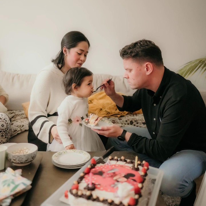 <p>Dalam unggahan yang sama, terlihat Nova mendapatkan kue ulang tahun dengan gambar Minnie Mouse yang dihias cantik dengan cokelat dan stroberi. Ternyata, kue ini dibuatkan langsung oleh sang kakek. "Terima kasih semuanya yang sudah hadir, 20 persen anak-anak, 80 persen keluarga dan sahabat emak bapaknya haha. Kue ulang tahunya spesial buatan Opa-nya Nova," ungkapnya. (Foto: Instagram: @graciaz14)</p>