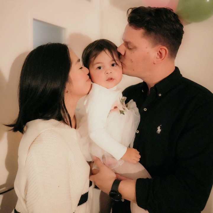 <p>"Nova dua tahun. Terima kasih Nak sudah hadir di tengah-tengah Papa, Mama, dan keluarga. Terus jadi terang, ya. Banyak sehat, banyak bahagia ya, Nak," tutur Indri seraya mengnggah potret bersama sang putri. (Foto: Instagram: @graciaz14)</p>