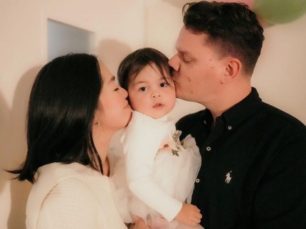7 Potret Ultah Kedua Baby Nova Putri Gracia Indri, Dibuatkan Birthday Cake oleh Sang Kakek