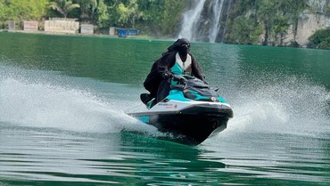 Berbusana Syar'i dan Bercadar saat Main Jetski, Umi Pipik: Biasa Aja