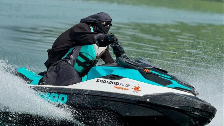 Umi Pipik naik jetski pakai gamis, tuai pujian.