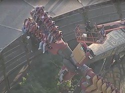 Video: Ngeri! Wahana Permainan di California Macet, 22 Orang Terjebak