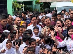 Video: Siswa-Warga Rebutan Selfie Bareng Gibran saat Tinjau Makan Bergizi di Jakbar