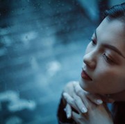 10 Cara Meningkatkan Mood Positif saat Musim Hujan yang Mendung dan Suram