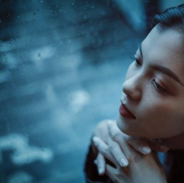 10 Cara Meningkatkan Mood Positif saat Musim Hujan yang Mendung dan Suram