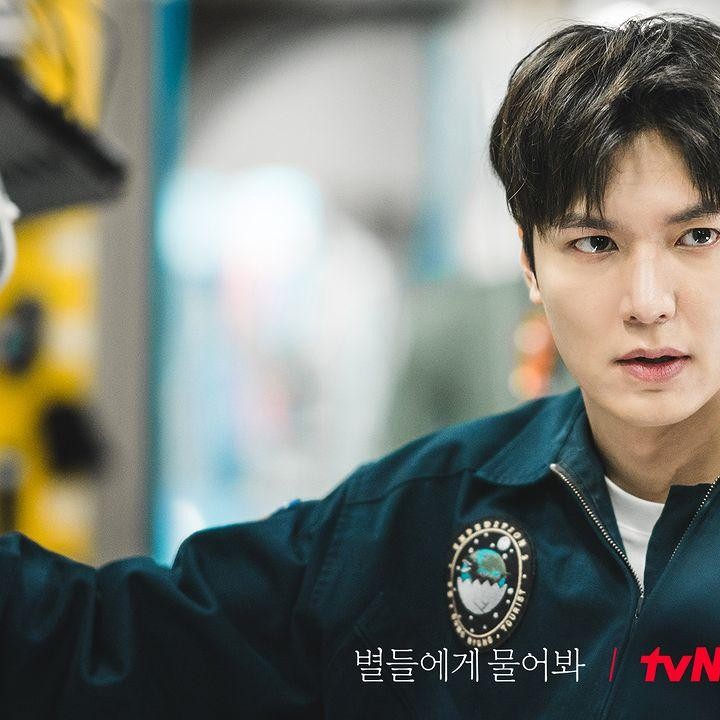 <p>Aktor tampan Lee Min Ho akan menjadi pemeran utama drama Korea terbaru berjudul Ask The Stars. Dalam drakor genre romantis-komedi ini, ia akan berperan sebagai seorang dokter kandungan sekaligus turis perjalanan luar angkasa. (Foto: Instagram @tvN_drama)</p>