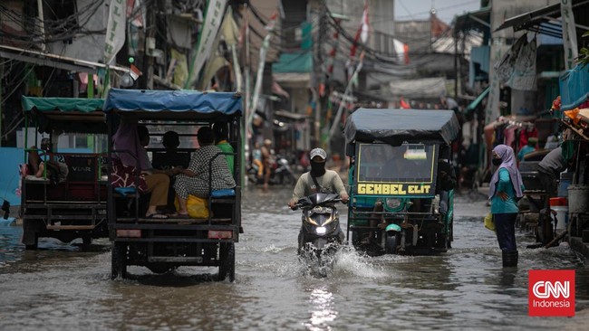 Ruas Jalan RE Martadinata di depan Jakarta Internasional Stadium (JIS) di Tanjuk Priok, Jakarta Utara terendam banjir rob dengan ketinggian aerial sekitar 10 cm.