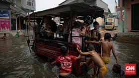 FOTO: Banjir Rob Masih Merendam Kawasan Muara Angke Jakut