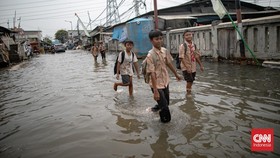 Banjir Rob Meluap ke Jalanan Pluit Jakut Imbas Tembok Galangan Roboh