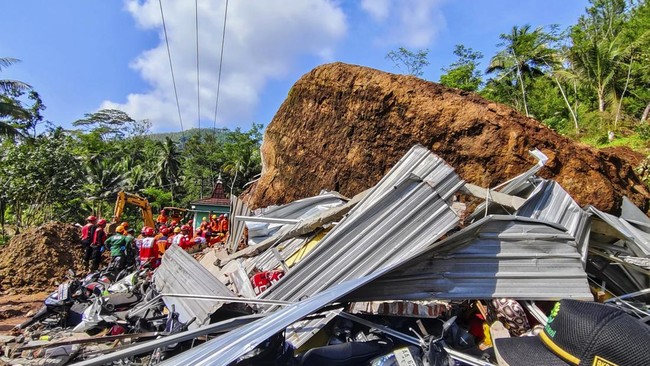 Empat orang ditemukan meninggal bumi akibat longsor di Desa Semangat Gunung, Kecamatan Merdeka Kabupaten Karo, Sumatera Utara.