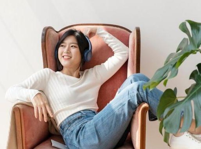 Kebebasan bisa memiliki arti yang berbeda bagi setiap orang, namun hadirnya kebebasan tersebut sama-sama diinginkan oleh seseorang.