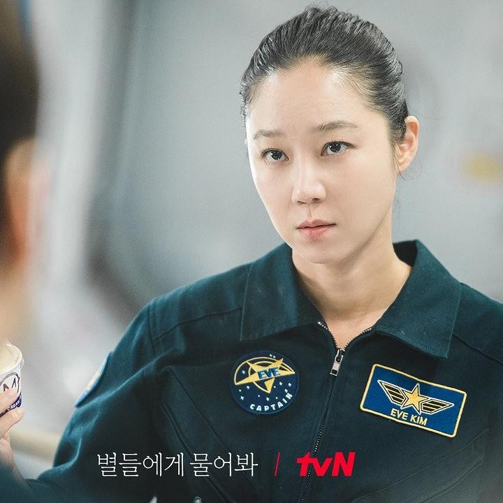 <p>Dalam drakor Ask The Stars, Lee Min Ho akan beradu peran dengan Gong Hyo Jin. Gong Hyo Jin memerankan tokoh Eve Kim, seorang ilmuwan luar angkasa elite. Penonton akan disuguhkan cerita penuh romansa di antara mereka berdua. (Foto: Instagram @tvN_drama)</p>