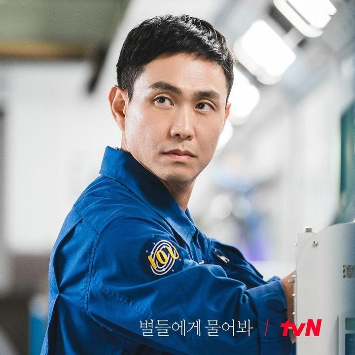 <p>Drakor <em>Ask The Stars</em> rencananya akan tayang perdana pada tahun 2025 mendatang. Selain dibintangi oleh Lee Min Ho dan Gong Hyo Jin, ada sederet aktor dan aktris lain yang membintangi <em>Ask The Stars</em>, salah satunya Oh Jung Se. (Foto: Instagram @tvN_drama)</p>