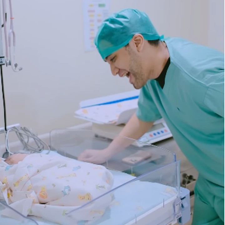 <p>Kevin Aprilio turut menemani sang istri, Vicy Melanie, untuk melahirkan anak pertamanya, Kimova Aprilio. Setelah Kimova terlahir dan terdengar suara tangisan, Kevin langsung menitikkan air mata dan mengecup lembut sang istri. Setelah Kimova dibersihkan dan diselimuti, Kevin langsung melakukan bonding dengan mengajaknya berbicara. (Foto: Instagram: @vicymelanie)</p>