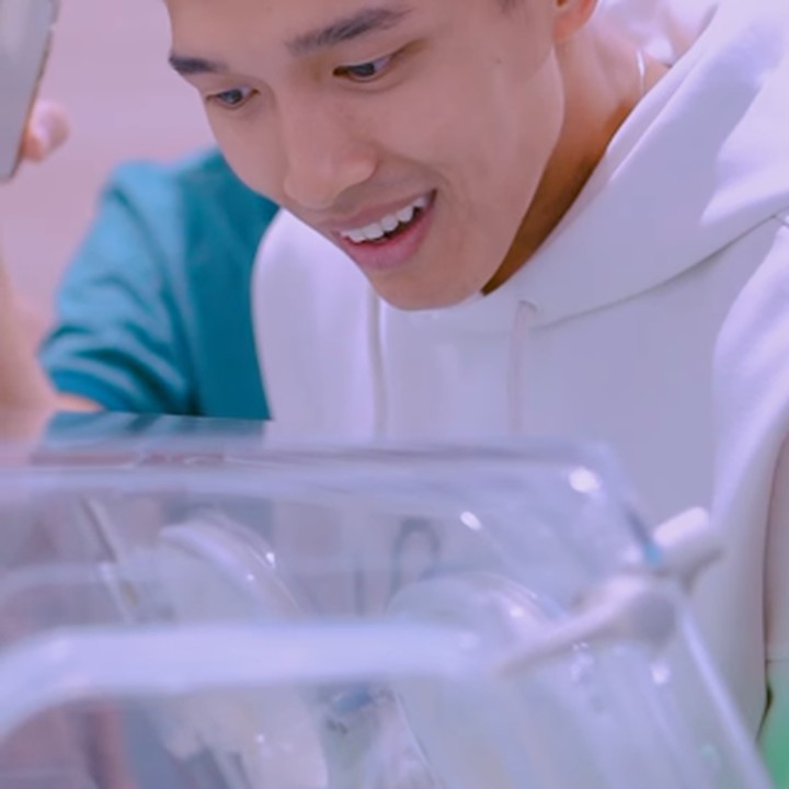 <p>Ketika sang istri, Shania Junianatha, melahirkan anak pertamanya, Jonathan Christie memutuskan untuk menunggu bersama keluarga di luar ruangan operasi. Ketika pertama kali bertemu dengan sang putra, Jayden, untuk pertama kalinya, pria yang akrab disapa Jojo ini memberikan senyuman sumringah. "Puji dan syukur hanya bagi-Mu Tuhan, terima kasih atas kepercayaan baru yang Engkau berikan dengan kelahiran anak pertama kami yang bernama Leander Jayden Christie," katanya. (Foto: Instagram: @jonathanchristieofficial)</p>