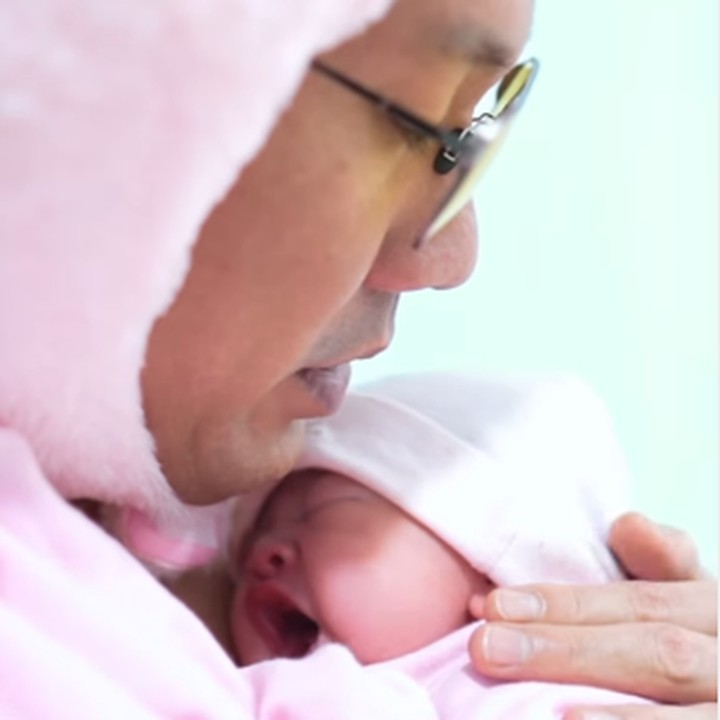 <p>Denny Sumargo langsung mendekap ang putri, Gabriella Sumargo saat baru lahir dengan hangat dan membacakan doa, Bunda. Di sini, Gabriella terlihat sangat nyaman berada di pelukan sang Ayah. "Hai Onti. Anak Naga sudah lahir," tulis Denny pada laman media sosialnya. (Foto: Instagram: @sumargodenny)</p>