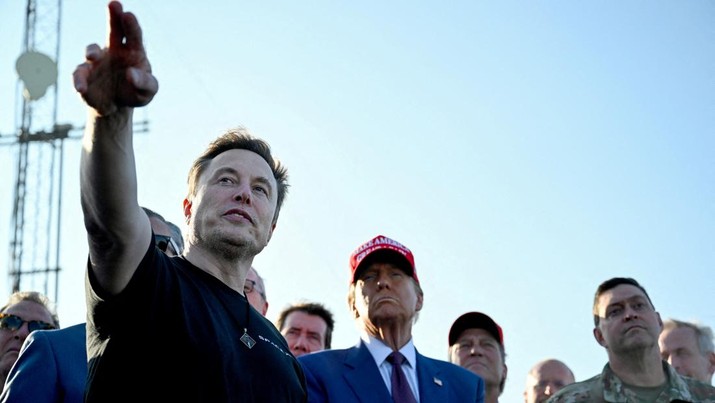 Elon Musk berbicara dengan Presiden terpilih AS Donald Trump dan para tamu saat menyaksikan peluncuran uji terbang keenam SpaceX Starship, di Brownsville, Texas, AS, 19 November 2024. (Brandon Bell/Pool via REUTERS)