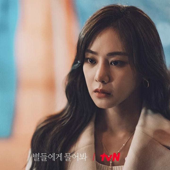 <p>Han Ji Eun juga turut menjadi salah satu pemeran utama dalam <em>Ask The Stars</em>. Ia berperan sebagai Choi Go Eun. Kemudian, ada pula Kim Joo Heon, Kim Eung Soo, dan Lee El yang turut mewarnai alur cerita <em>Ask The Stars</em>. (Foto: Instagram @tvN_drama)</p>