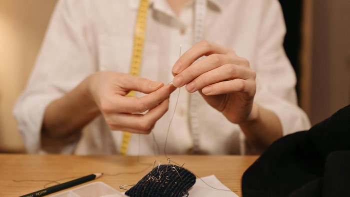 img-title Go Green! Sederet Brand Fashion Kenamaan Sediakan Repair Service, Apa Saja?