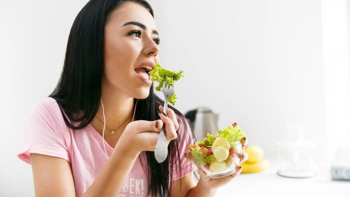 Ilustrasi Seorang wanita makan/Foto: freepik.com/freepic.diller