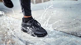 4 Cara Mengeringkan Sepatu yang Kehujanan Tanpa Sinar Matahari