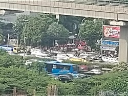 Ada Demo Depan Kemnaker, Lalin Jalan Gatsu Arah Pancoran Macet
