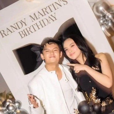 7 Potret Lyodra Hadir di Acara Ultah Randy Martin, Disuapin hingga Diduga Pacaran
