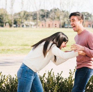 Benarkah Pria Humoris Lebih Menarik? Ini Penjelasannya