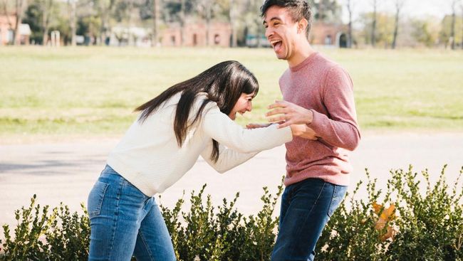 Benarkah Pria Humoris Lebih Menarik? Ini Penjelasannya