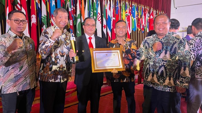 Pemkab Kuningan meraih predikat sebagai Kabupaten Informatic dari Komisi Informasi Jawa Barat.