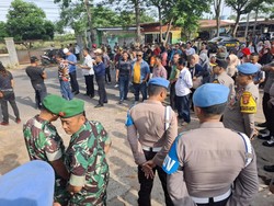 Massa Wahdi-Qomaru Protes Diskualifikasi, Kantor KPU Metro Dijaga Ketat